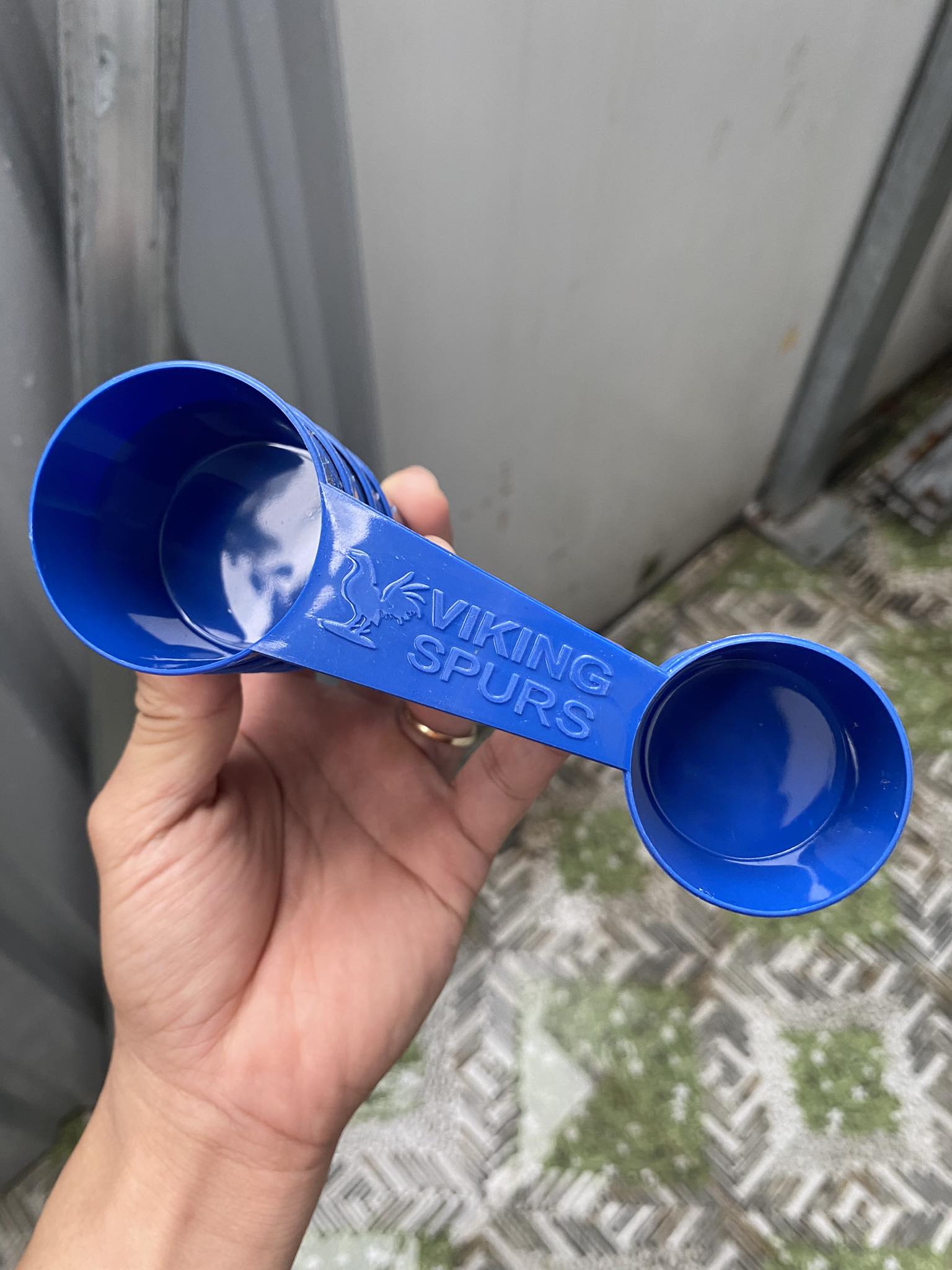 Muỗng xúc thức ăn định lượng gram cho gà đá.