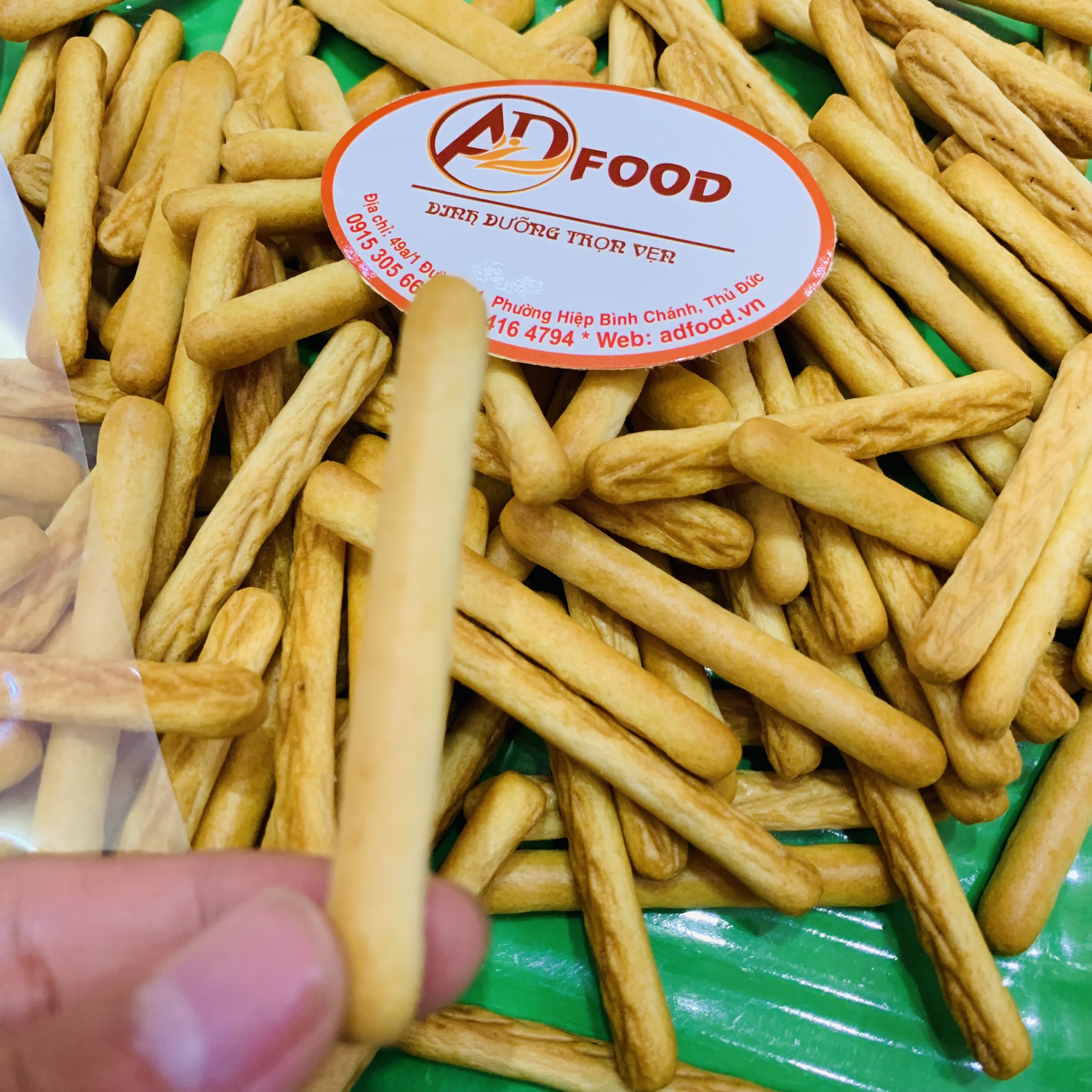 Gói 100g bánh qui bơ sữa dạng que gói dùng thử