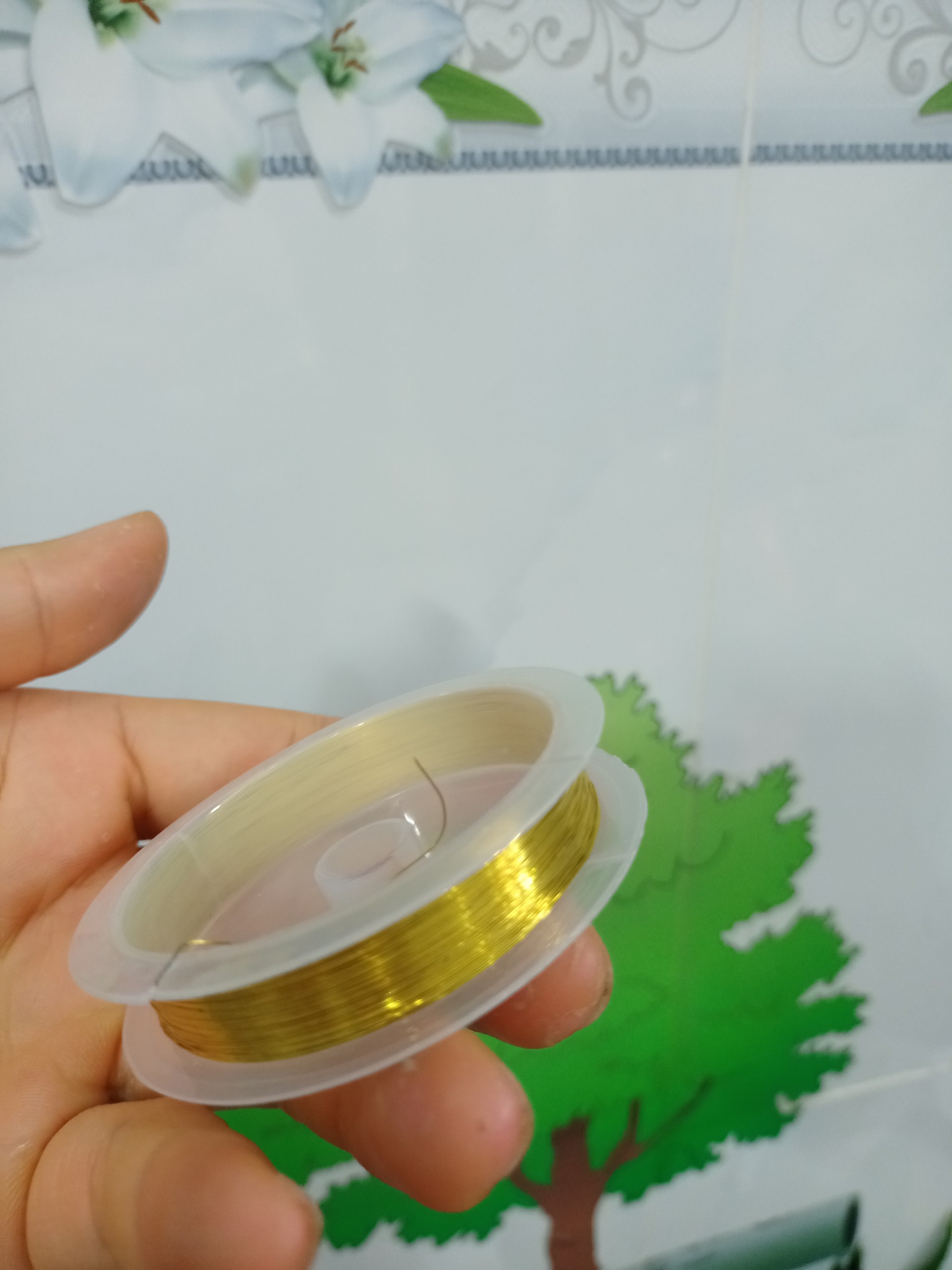 Khoanh chỉ dây thép vàng đùng để trang trí móng