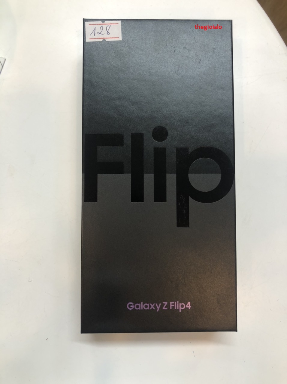 Điện thoại Samsung Galaxy Z Flip 4 5G 128GB/256GB nguyên seal, chính hãng, MỚI 100%, Ram: 8GB, Màn hình: Chính 6.7" & Phụ 1.9" AMOLED 2X, Camera sau: 2 camera 12 MP, Camera trước: 10 MP, Chipset: Snapdragon 8+ Gen 1, Pin: 3700mAh