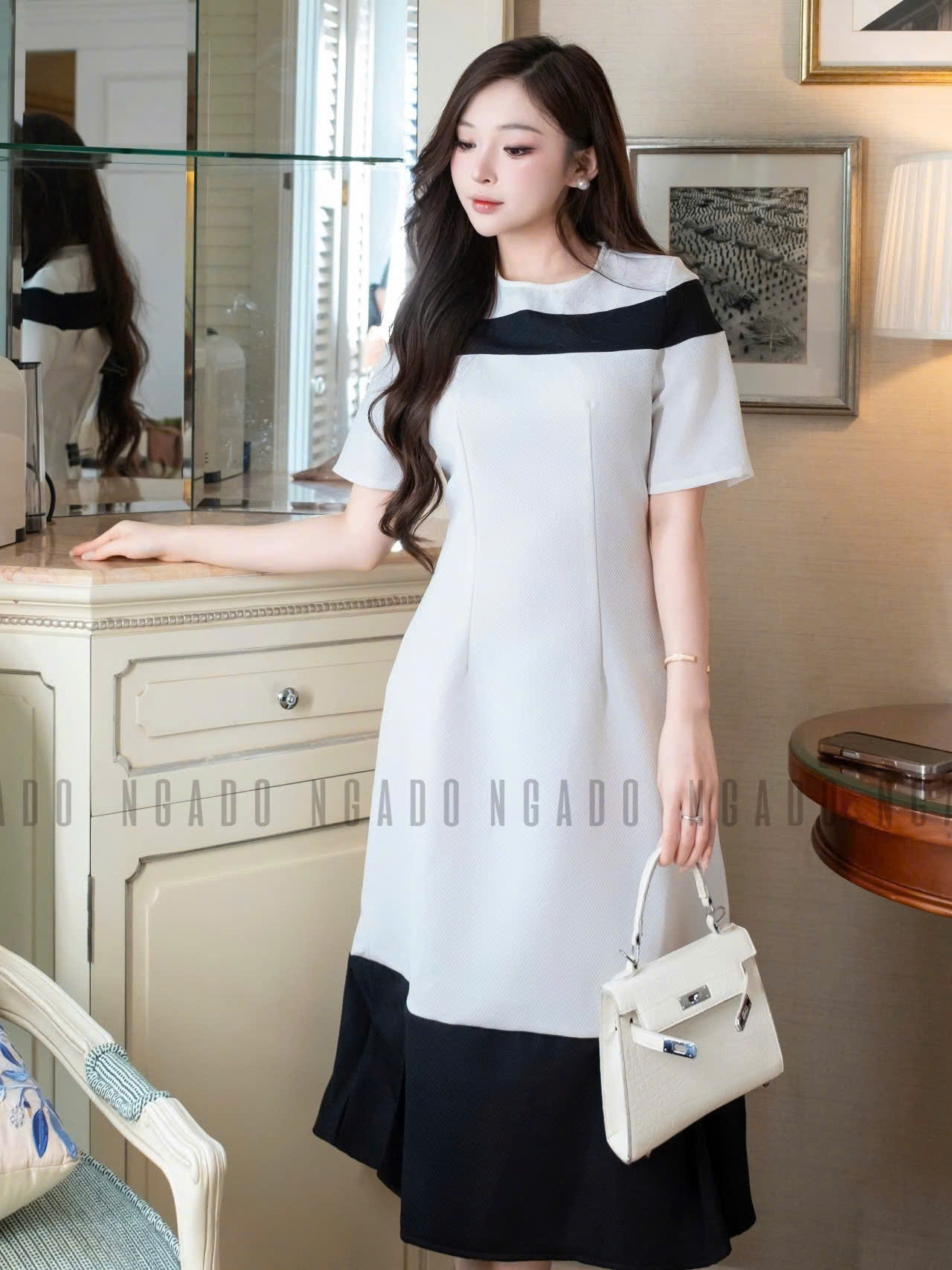 [30.10 - Nhập FALAZLIVE02 giảm 200K] Đầm trắng cổ tròn phối đen NGADO