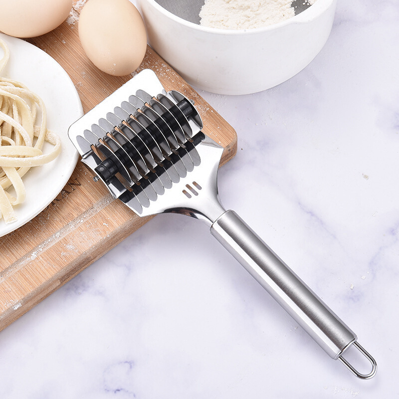 Dụng cụ cắt sợi mì tiện dụng