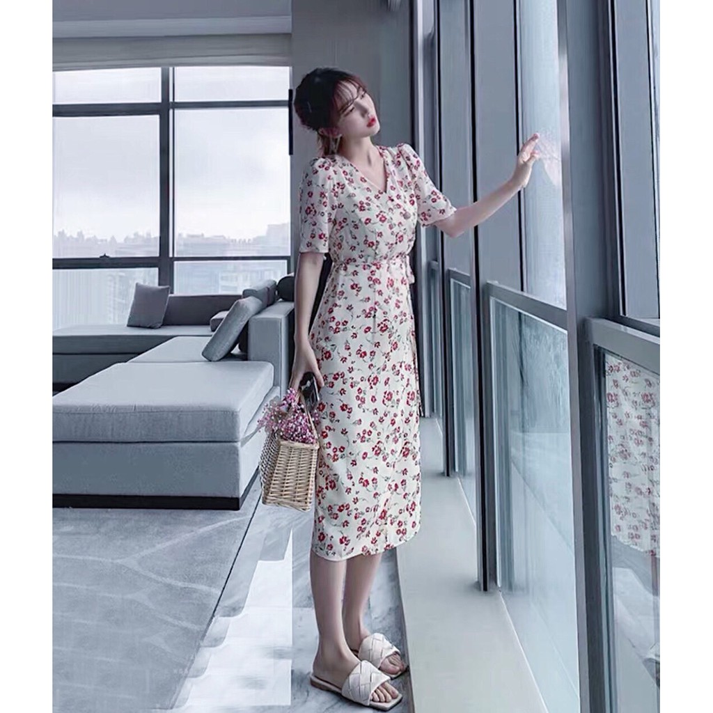 Đầm hoa đỏ xẻ tà