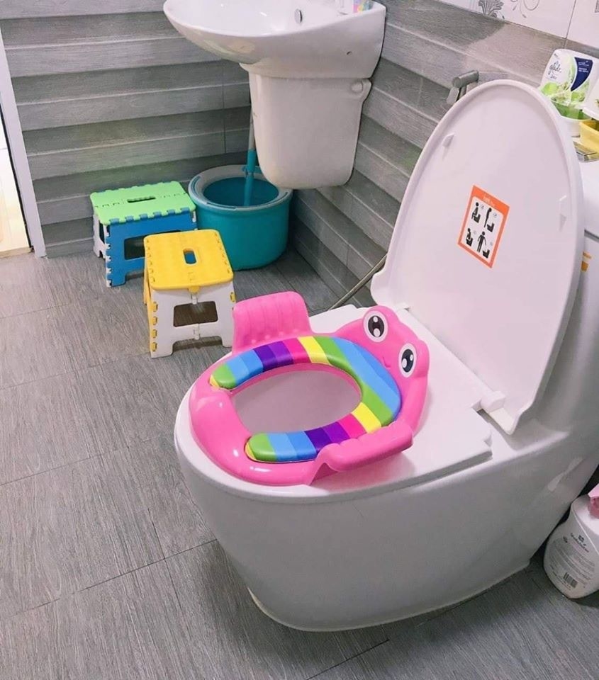 Bệ lót thu nhỏ bồn cầu có tay vịn hình chú ếch cho bé yêu