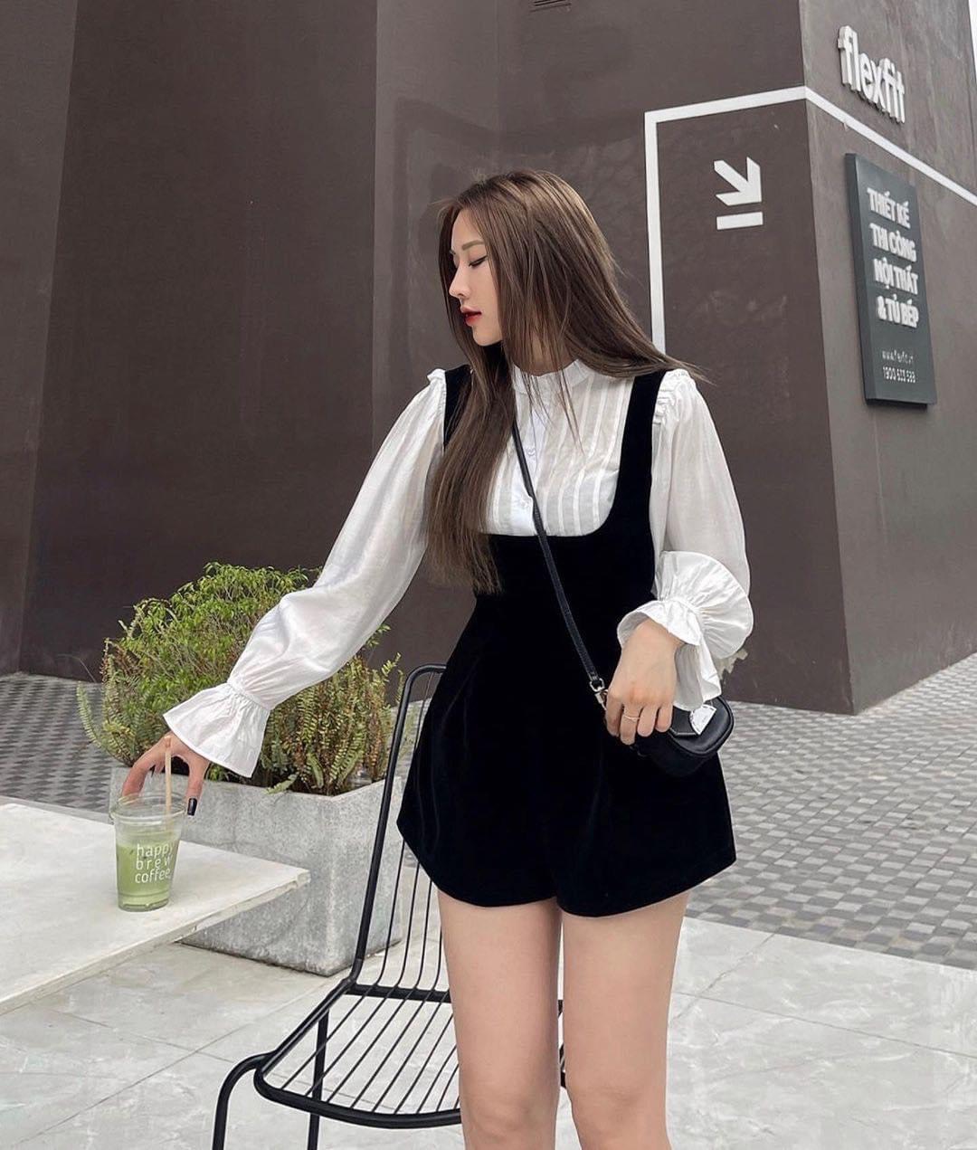 Set áo sơ mi tay bồng quần yếm phong cách thu đông cho các nàng Sét quần yếm hai dây đen kèm áo trắng tay bồng cực xinh