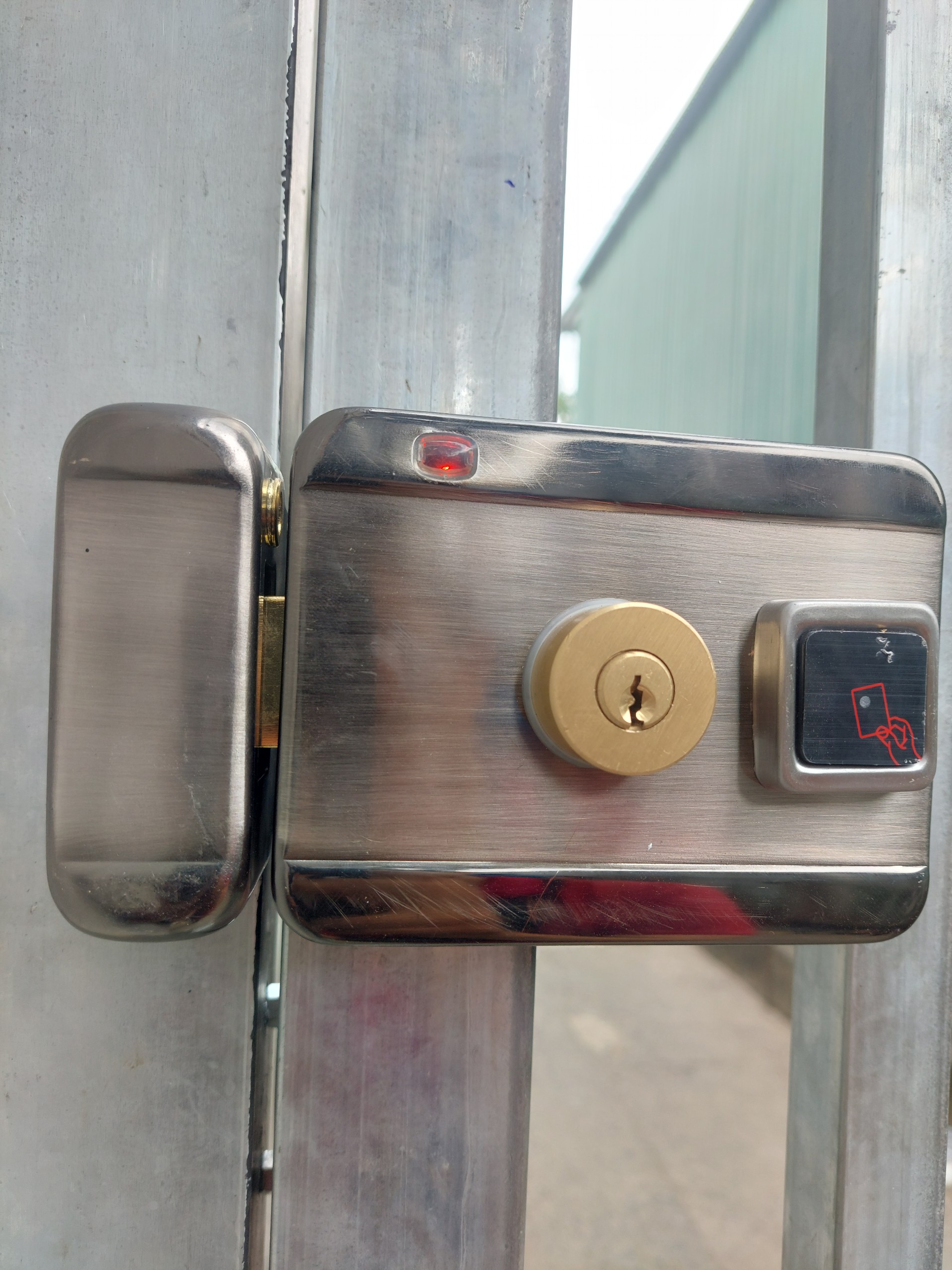 Khóa cổng điện tử điều khiển từ xa ( không bao gồm adapter)