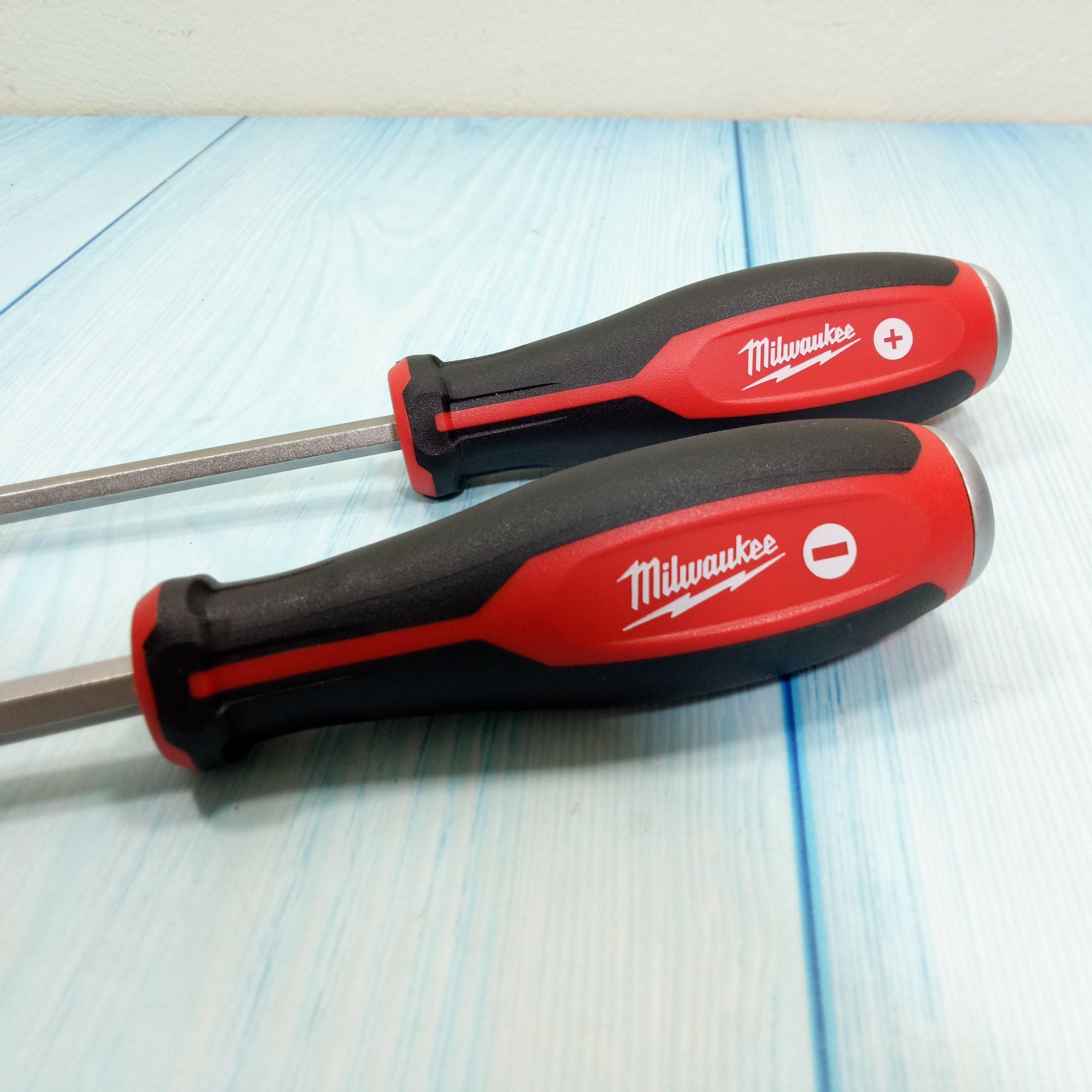 Milwaukee 48-22-2702 Bộ tua vít đóng 2 món