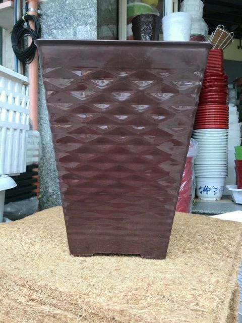 2 cái chậu nhựa vuông mắc lưới cao 35cm.