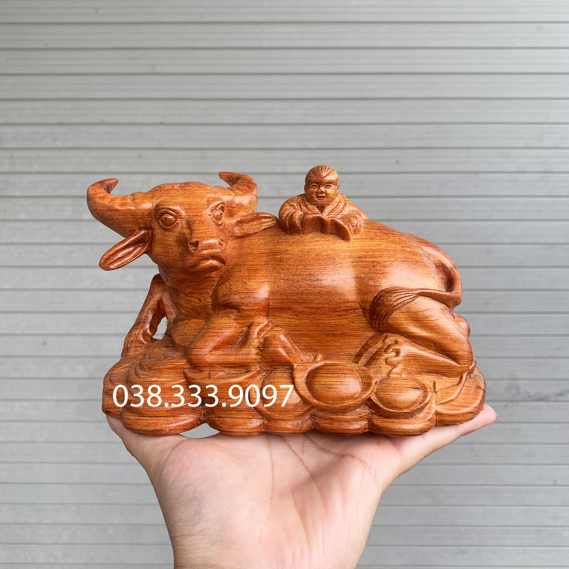 Tượng trâu em bé rộng 20cm chất liệu gỗ hương nguyên khối