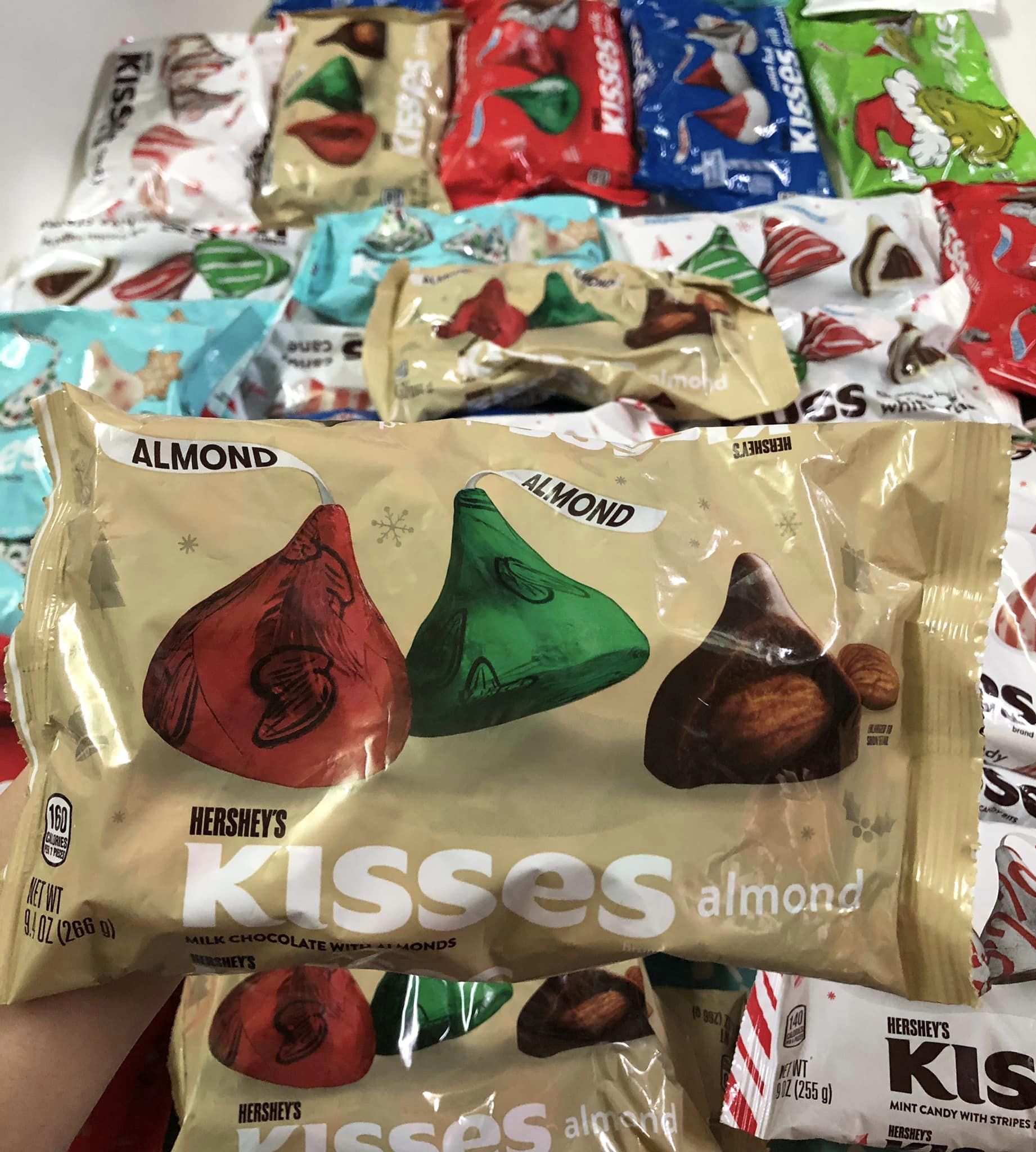 Sô cô la Hershey's Kisses Của Mỹ-  [Có Các Vị Almond, Cookie, White Creme, Candy Cane, Milk Chocolate ]