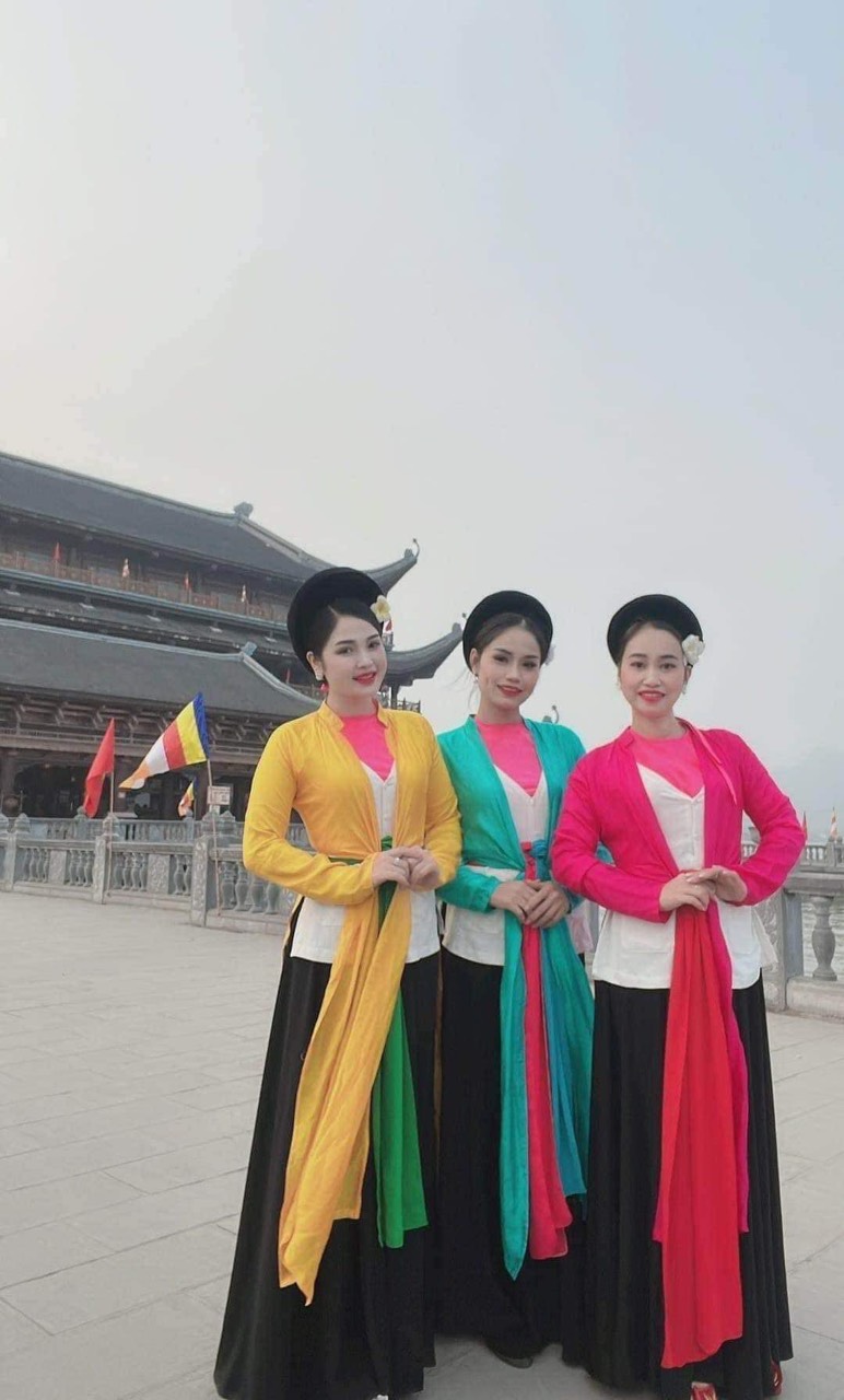 Trang phục nữ quan họ, Áo tứ thân thắt 2 vạt trước phục vụ hát quan họ, biểu diễn văn nghệ, đủ màu đủ size