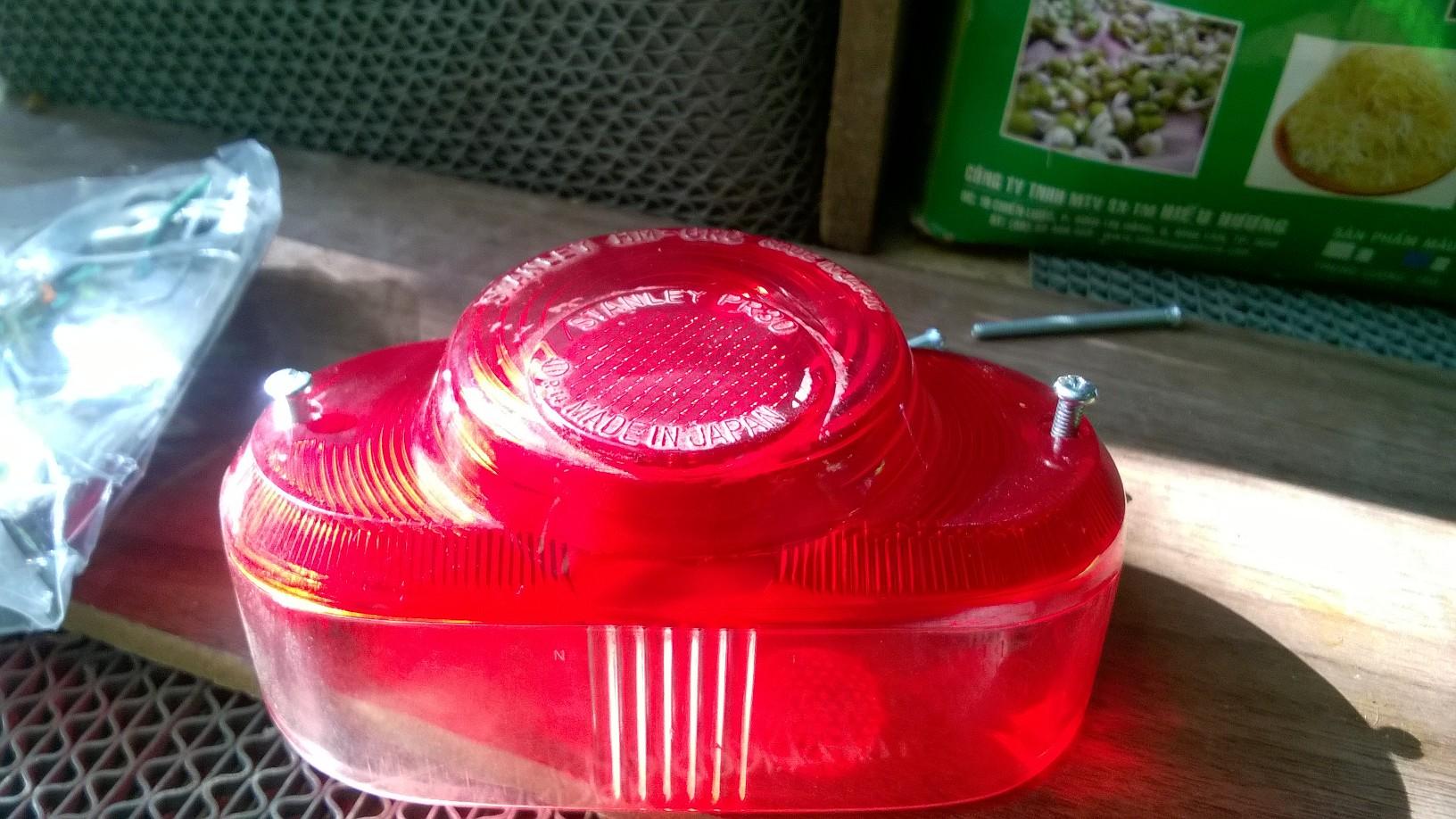 óc bắt chụp đèn hậu(đèn láy) honda 67