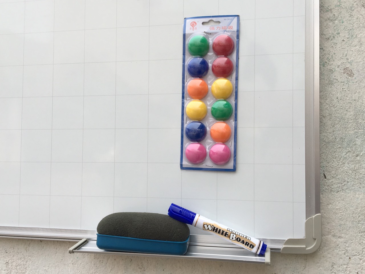 Bảng từ trắng Hàn Quốc 60*100 cm (Tặng bút lông, bông lau, nam châm dính bảng)