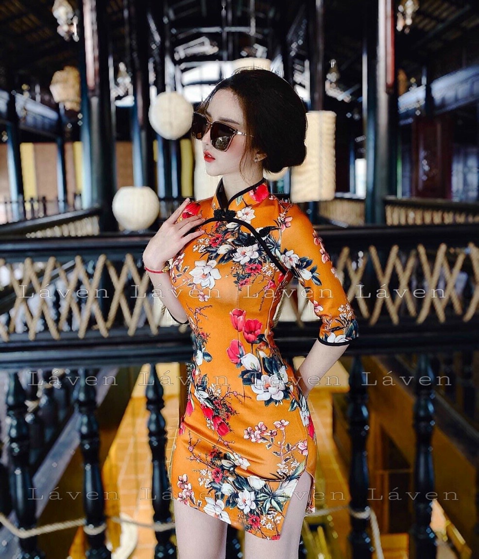 Sườn xám cách tân màu cam in hoa