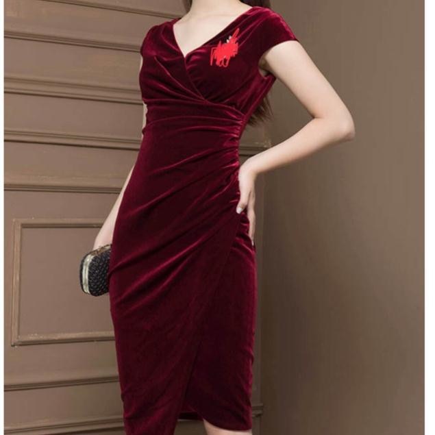 Váy nhung vạt lệch