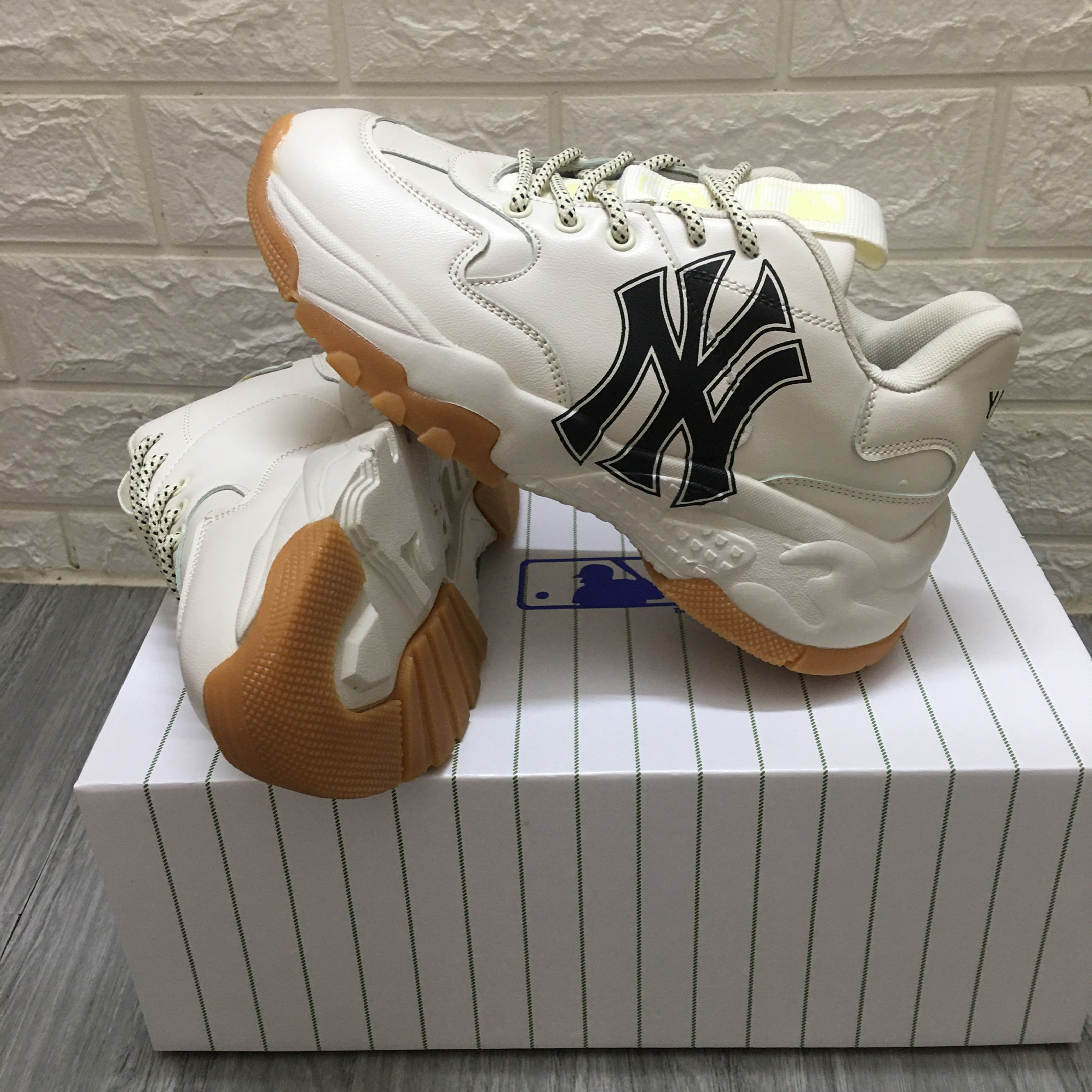 Giày MLB NY trắng chữ đen đế nâu  Cop Sneaker