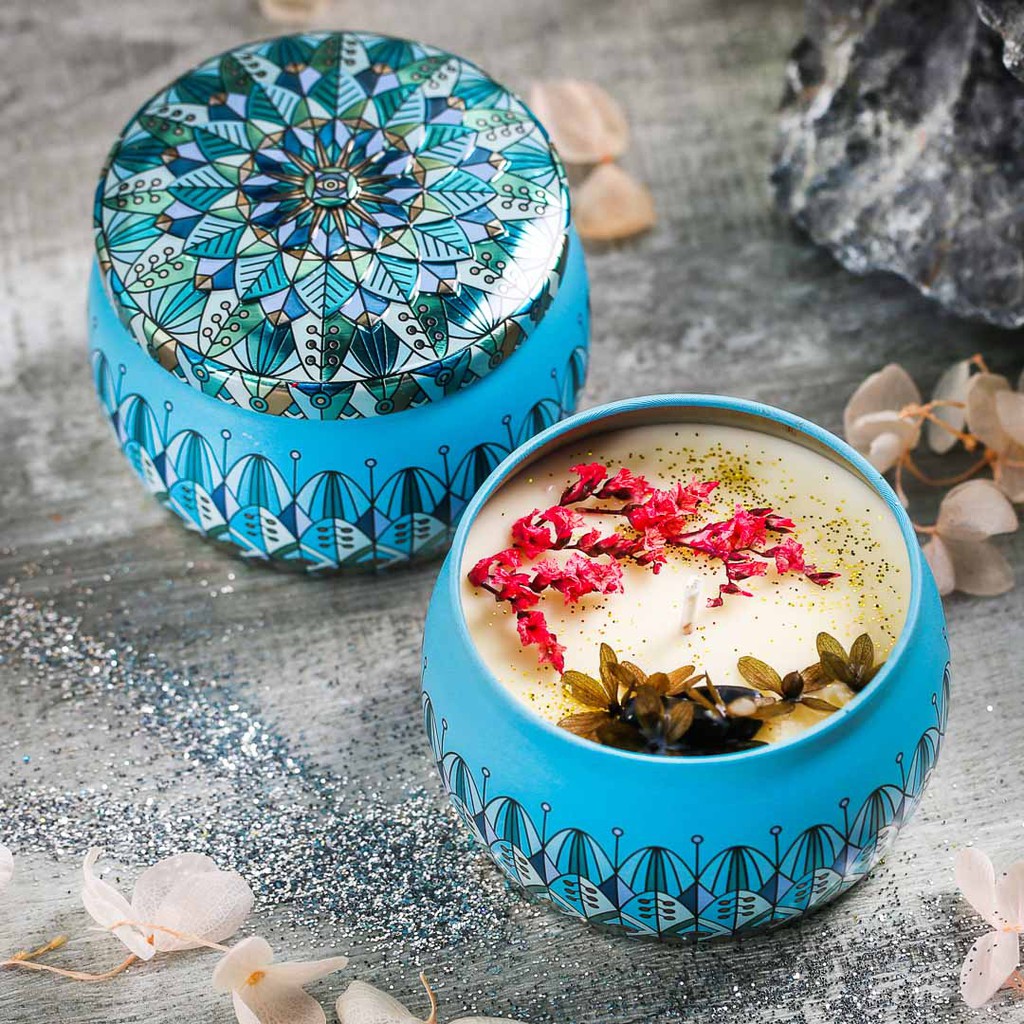 [RẺ VÔ ĐỊCH] Combo 4 hộp nến thơm hoa khô thiên nhiên cao cấp mẫu mới 2021 cho gia đình, spa, nhà hàng sang trọng tạo mùi hương dễ chịu thoải mái hộp đựng bằng thiếc in hoa văn kèm nắp đậy (Có kèm hộp quà đựng)