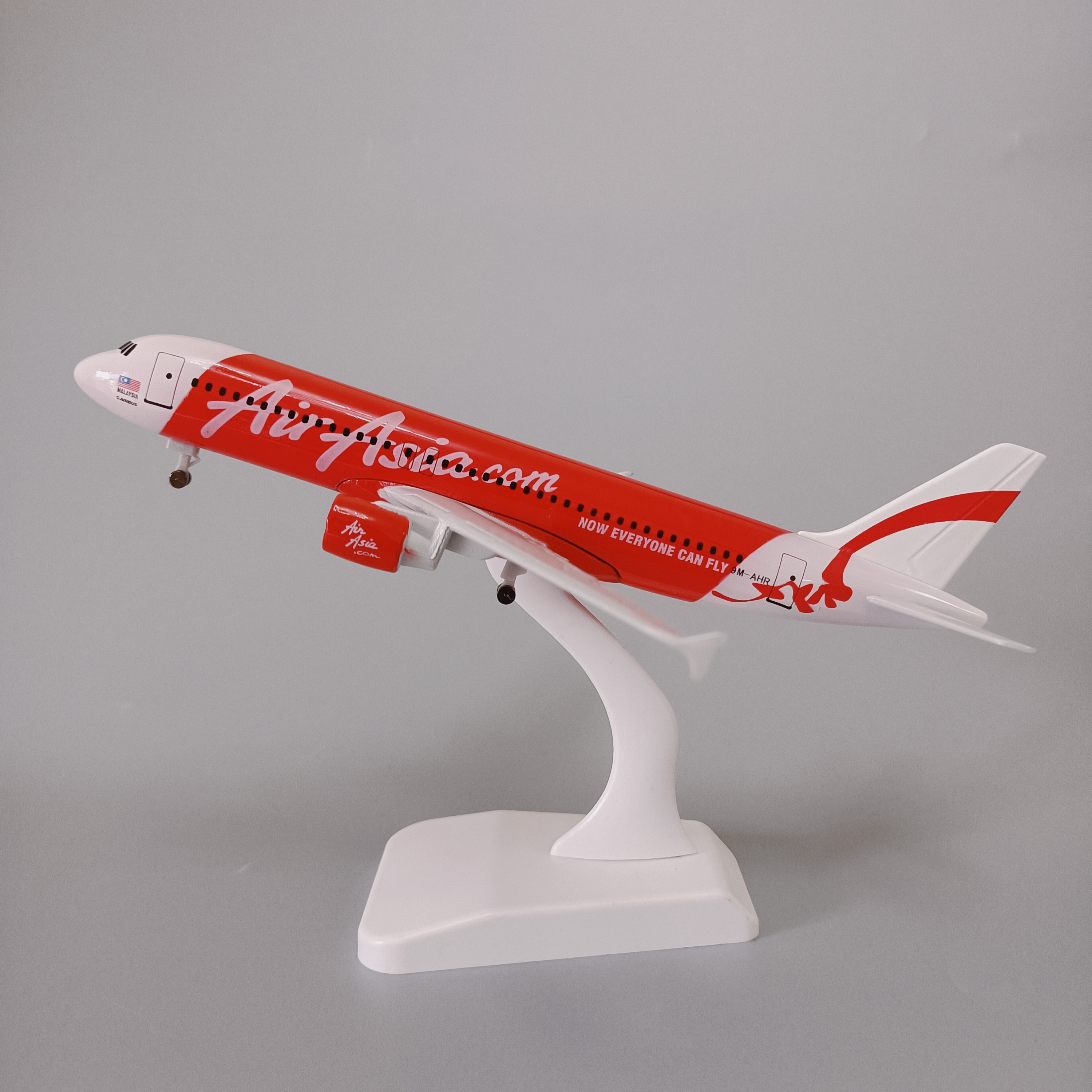 Mô hình máy bay tĩnh Airbus A320 Air Asia 18cm có bánh xe + đế trưng bày