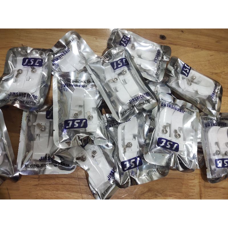 chân vịt vắt sổ 4 chỉ nhựa