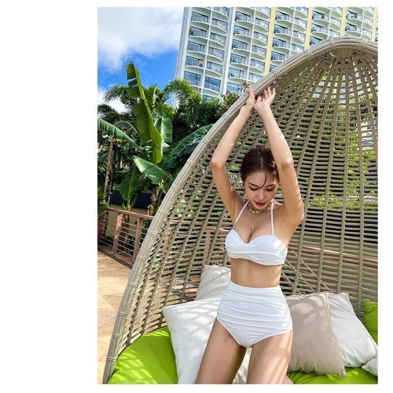 Bikini 2 mảnh quần lưng cao xoắn ngực tôn dáng.