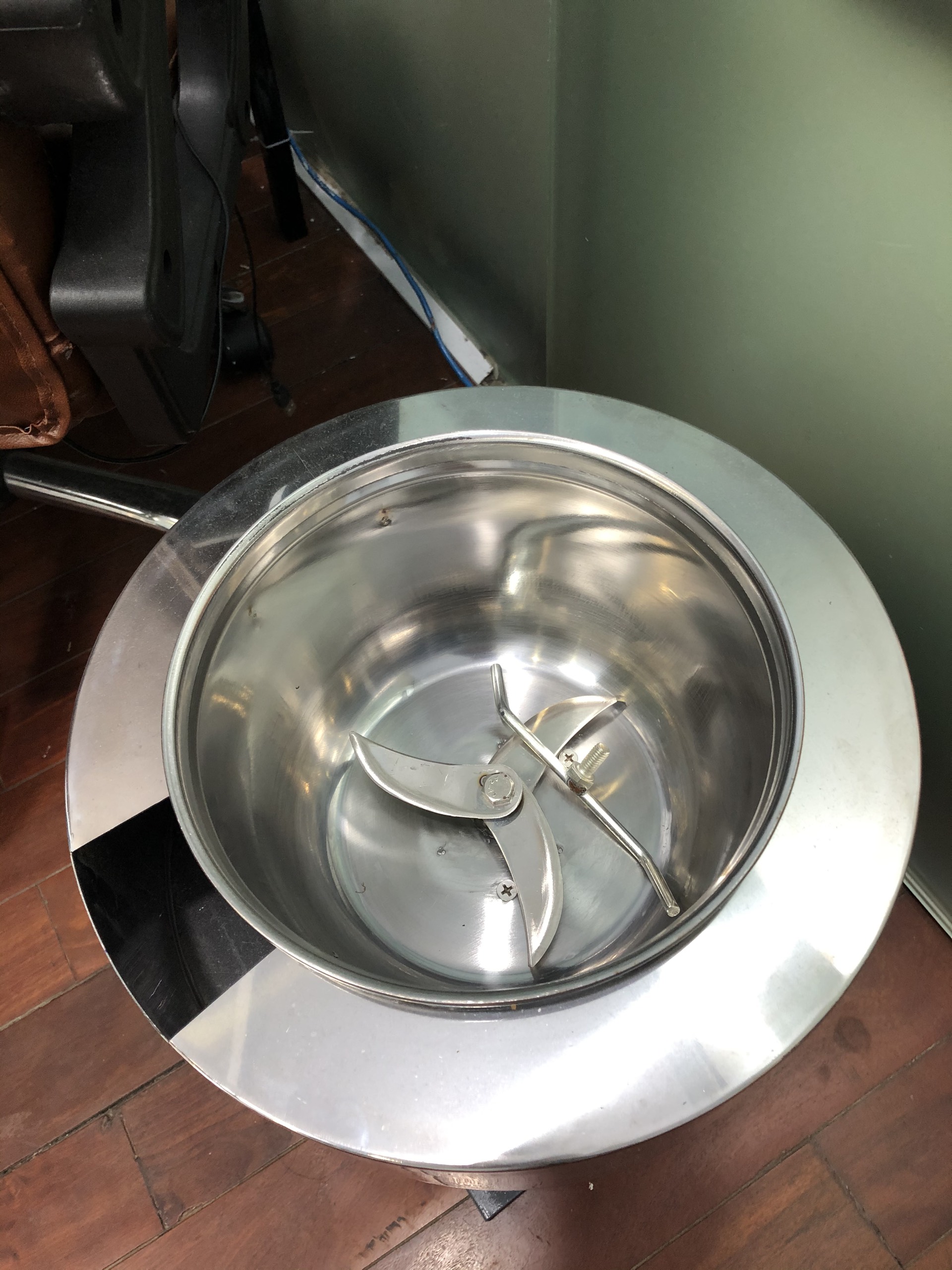 Cối xay giò chả, Máy làm chả cá, chả lụa 1,1Kw khung chân sắt Nồi INox cao cấp