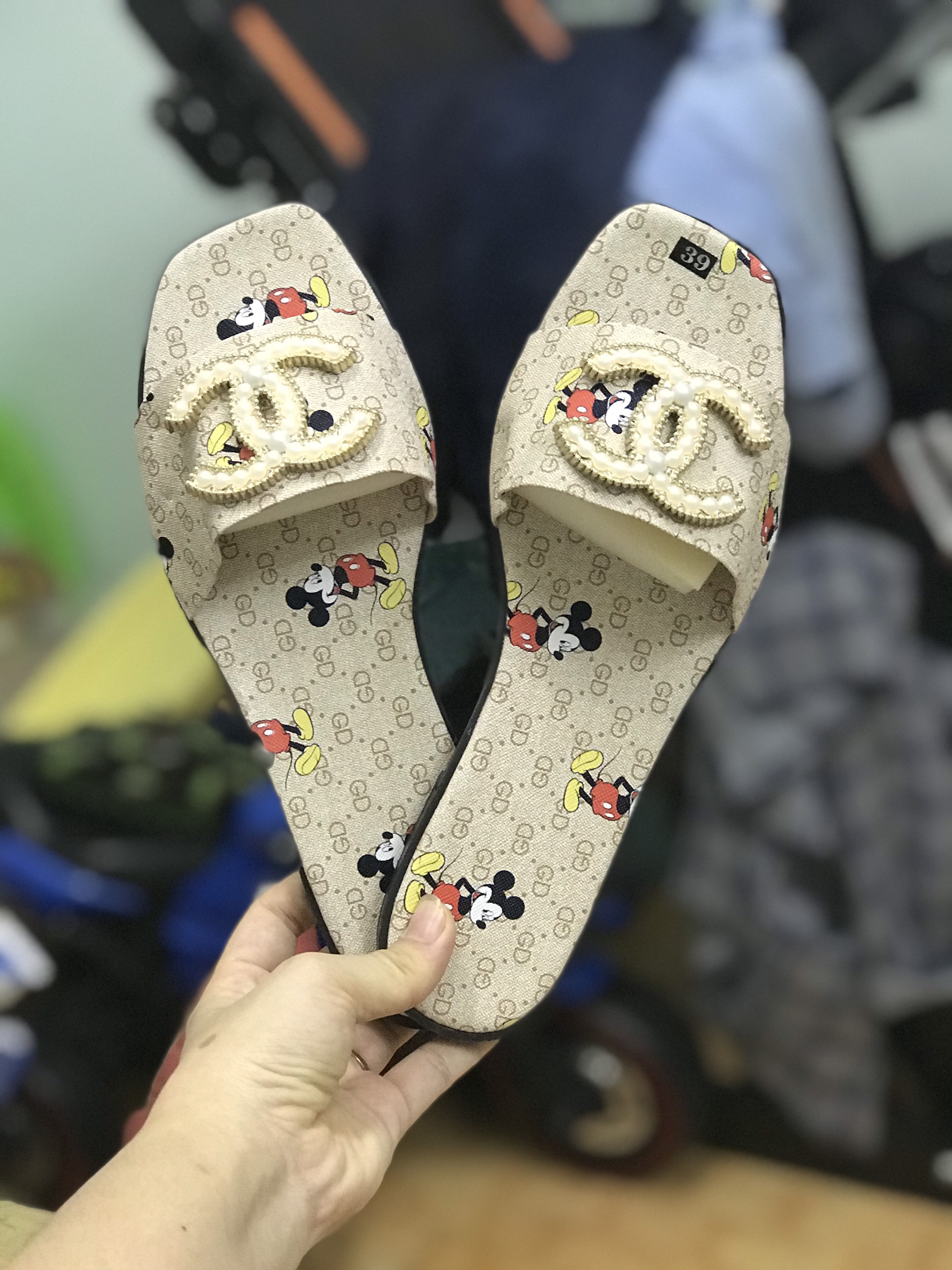 Dép quai ngang đế nhựa in hình chuột quai chữ C đính hột