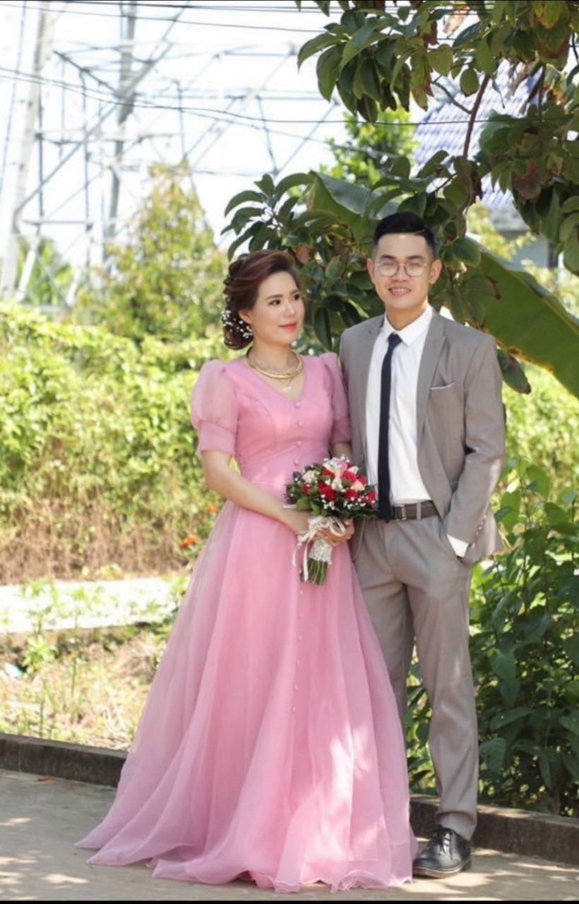 ĐẦM XOÈ TAY PHỒNG ĐÍNH NÚT BỌC