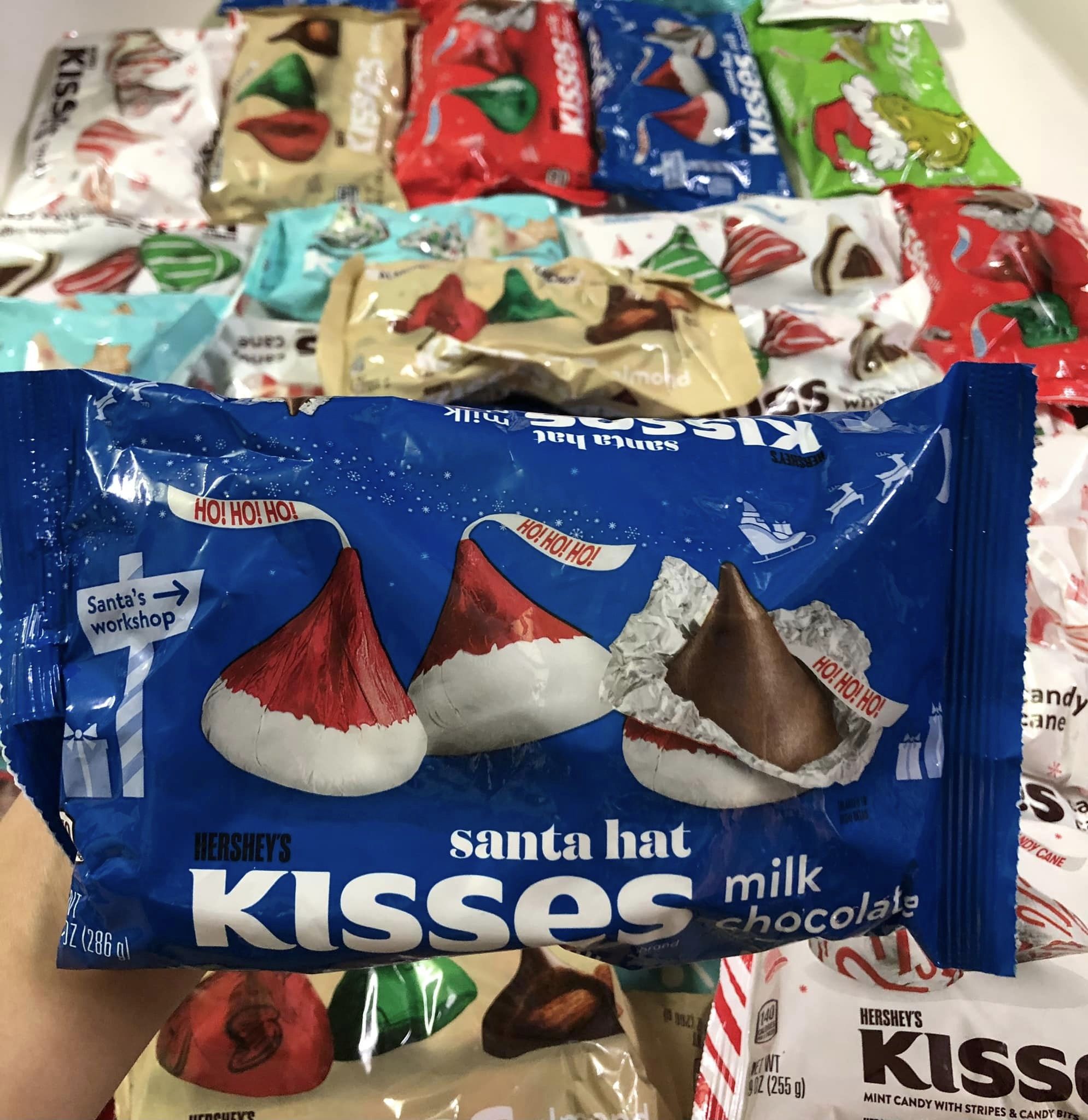 Sô cô la Hershey's Kisses Của Mỹ-  [Có Các Vị Almond, Cookie, White Creme, Candy Cane, Milk Chocolate ]
