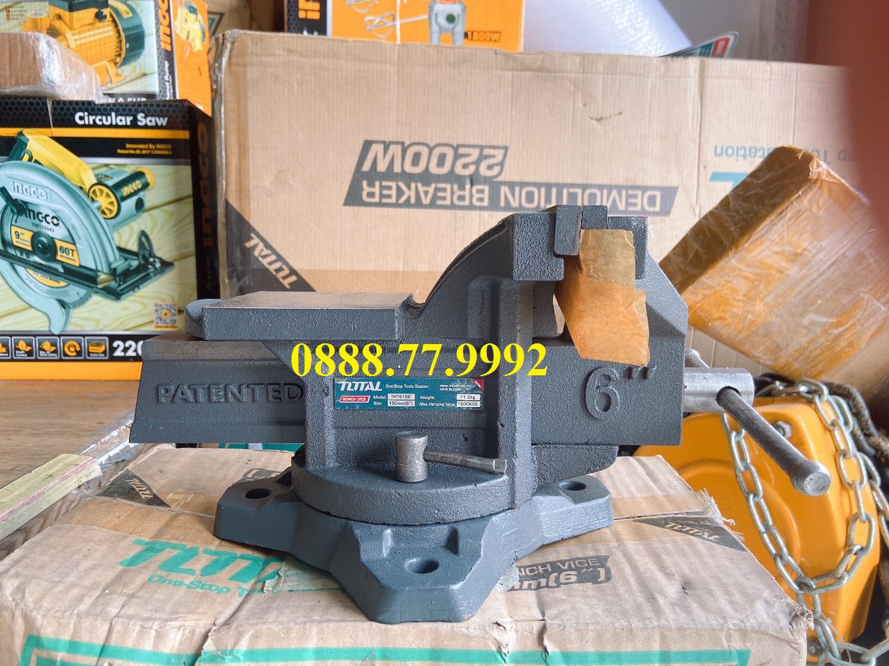 6" êtô kẹp total tht6166 nhà sản xuất: total kích thước đế xoay: 6inch trọng lượng: 11.2kg lực kẹp tối đa: 1600 kgs đóng gói họp carton làm từ hợp kim thép, có độ cứng cao