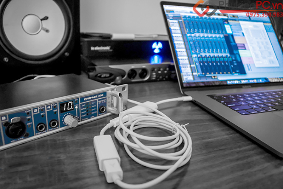 Apple USB-C/ Thunderbolt 3 to Thunderbolt 2 cable adapter. Use for MacBook, iMac, Dell Precision, eGPU, Target Disk Mode