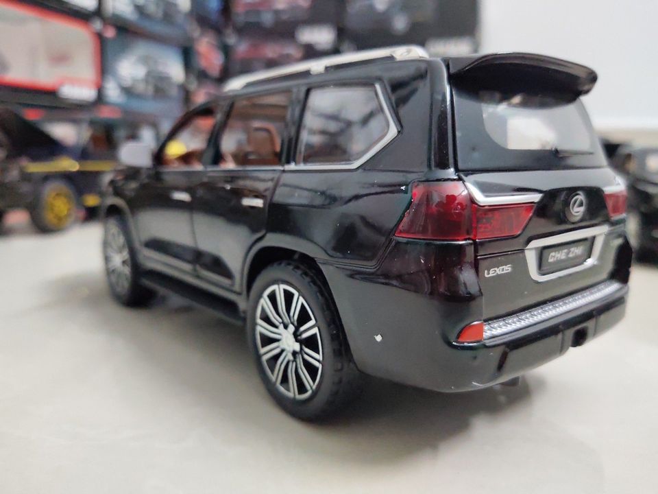 Xe mô hình Lexus LX570, tỉ lệ 1:24, màu đen