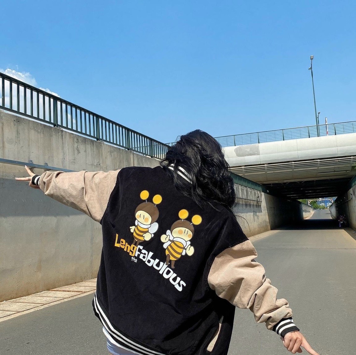Áo khoác nhung gân bomber thêu logo con ong cá tính sang chảnh
