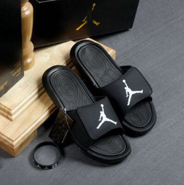 Dép Jordan đen logo trắng chất (tặng kèm box)