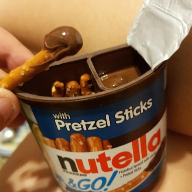 Bánh quy chấm socola Nutella & Go Mỹ (Pretzel Sticks New) - Date T3/2023