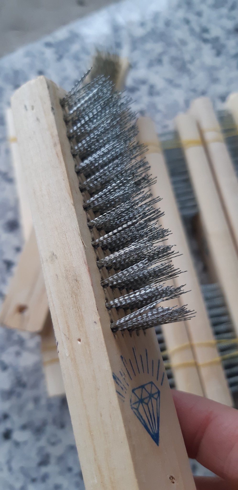 Bàn chải sắt cán gỗ