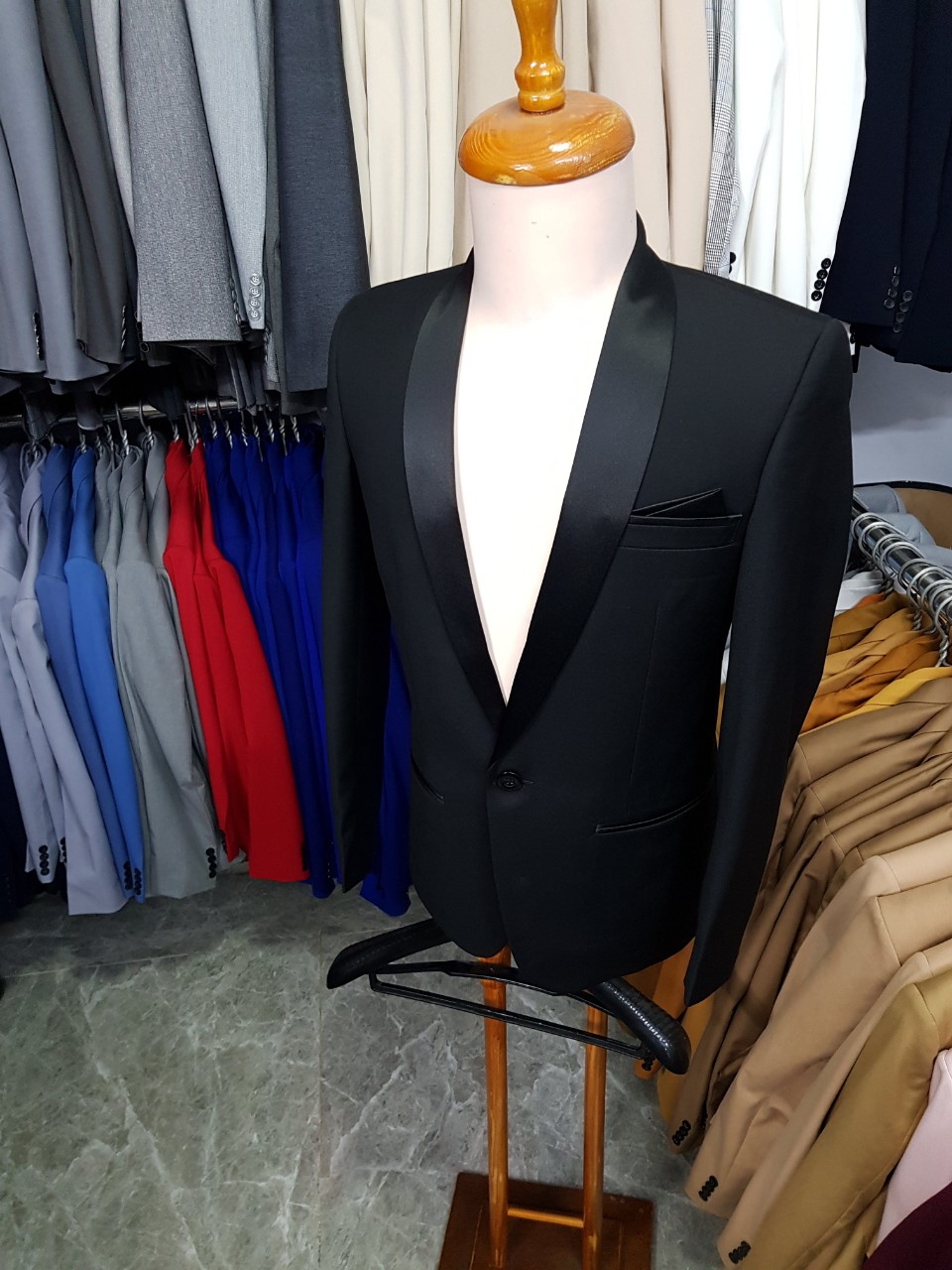 Áo vest nam ôm body kiểu cổ sam màu đen