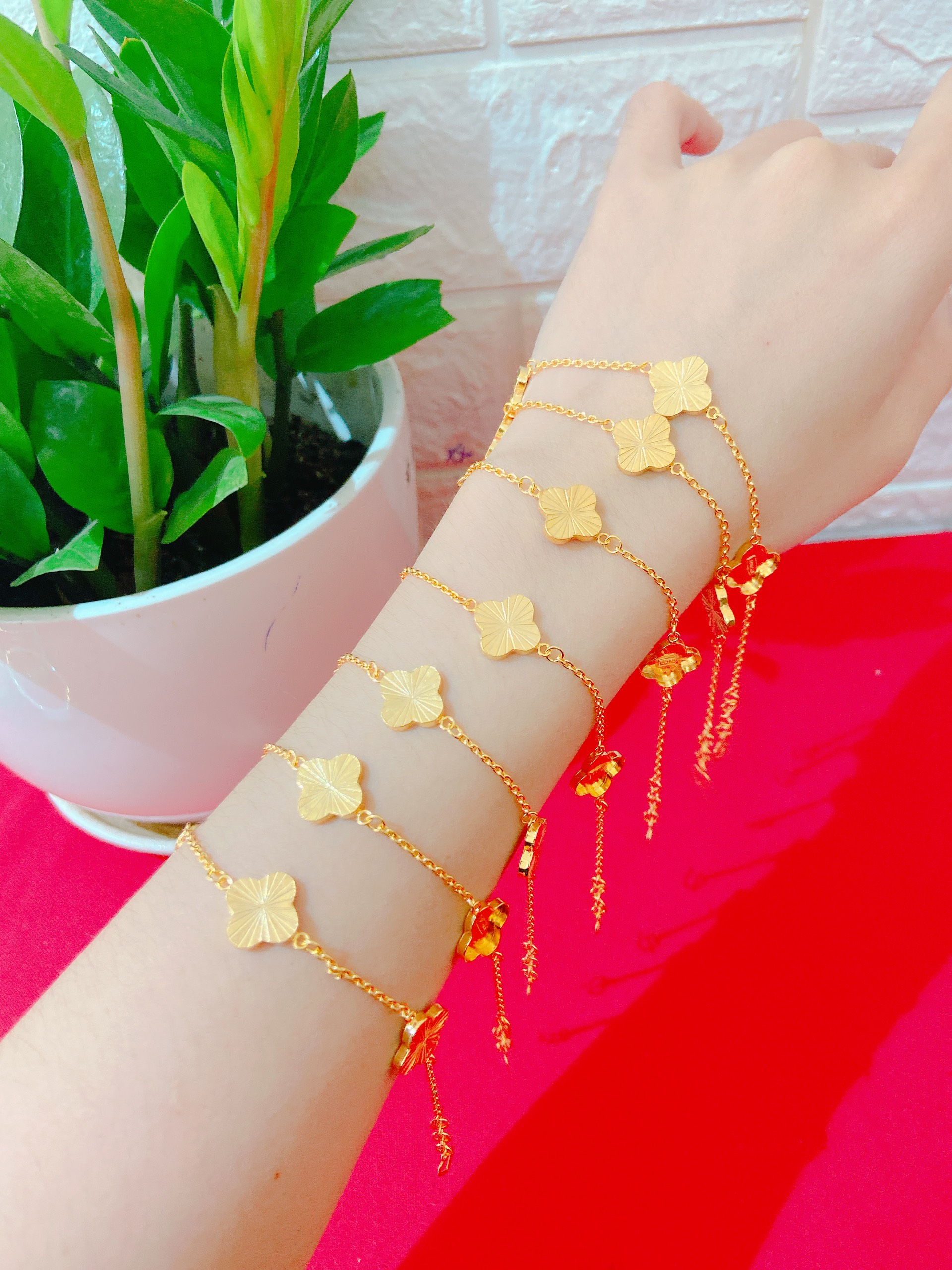 Lắc tay hoạ tiết cỏ 4 lá may mắn dành cho nữ