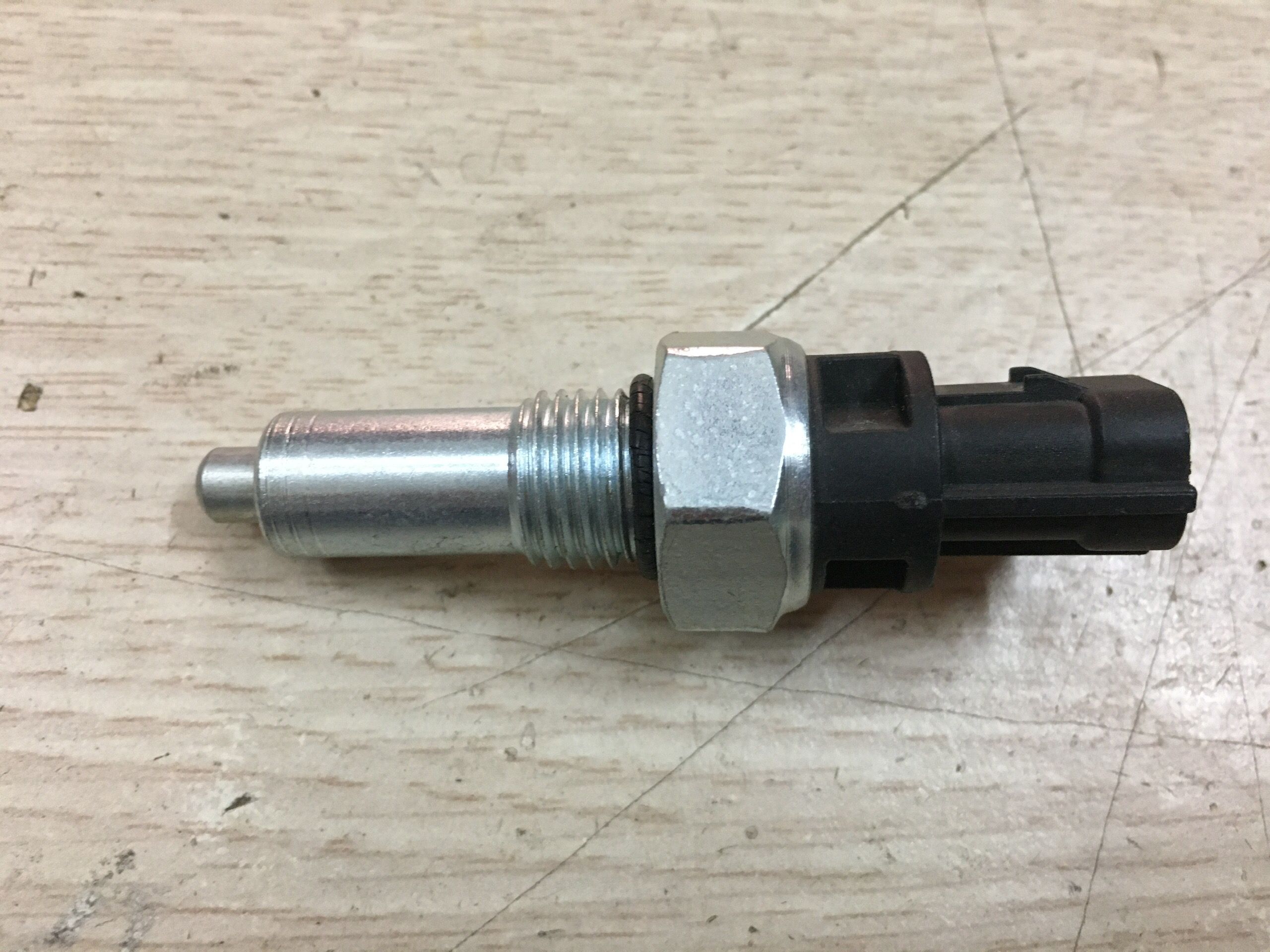 Công tắc báo đèn lùi xe Suzuki