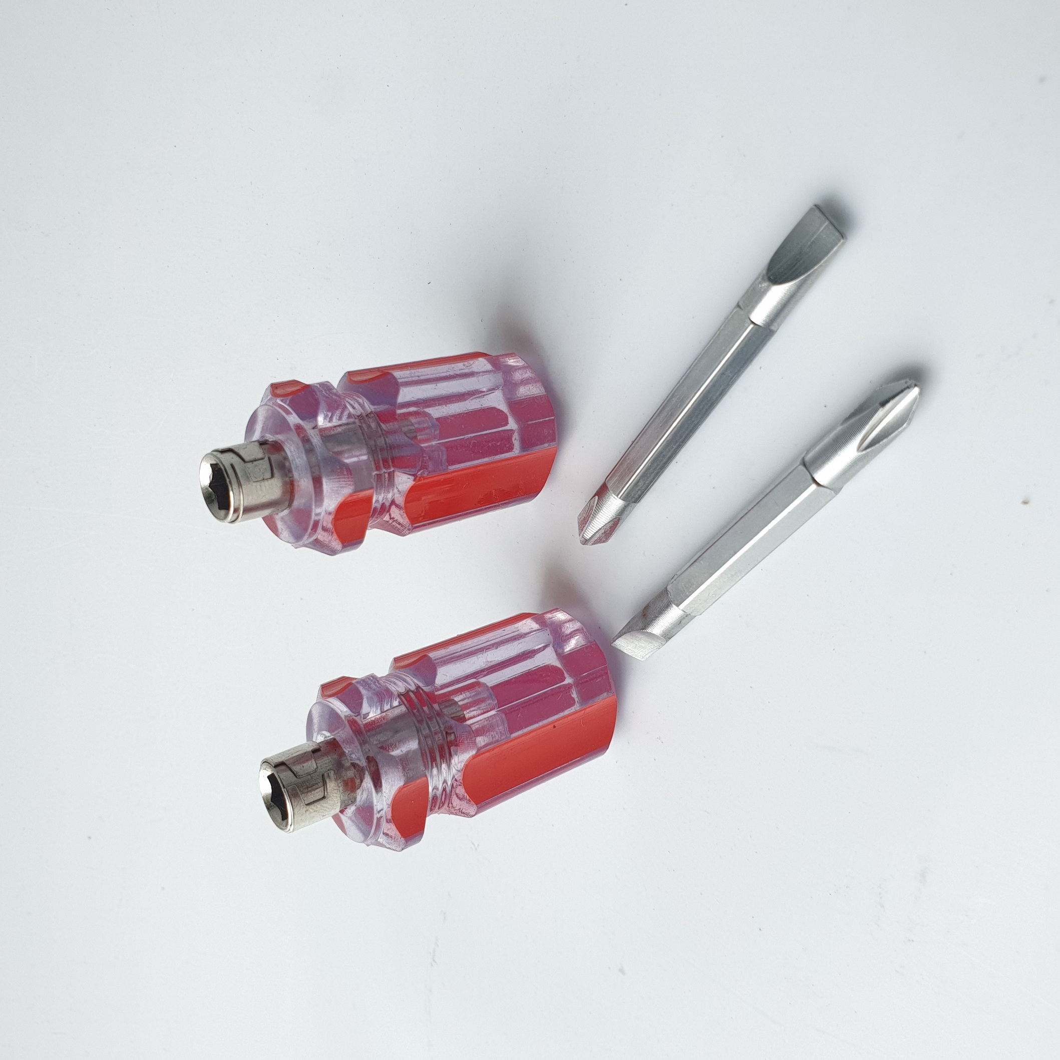 Tua vít mini đúc trong suốt dài 8.2 cm