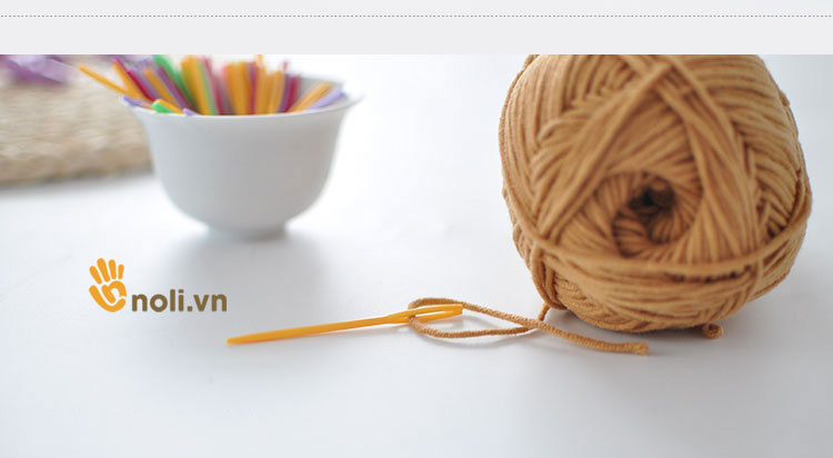 Plastic wool sewing needle