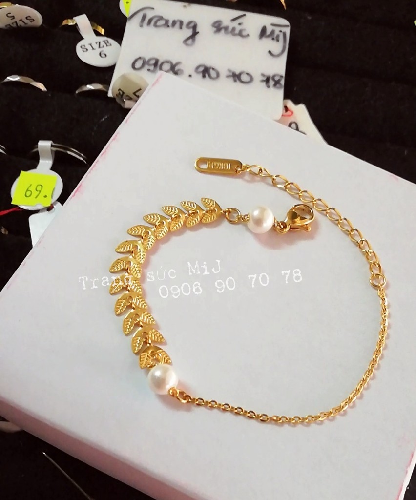 Lắc tay titan chiếc lá mạ vàng