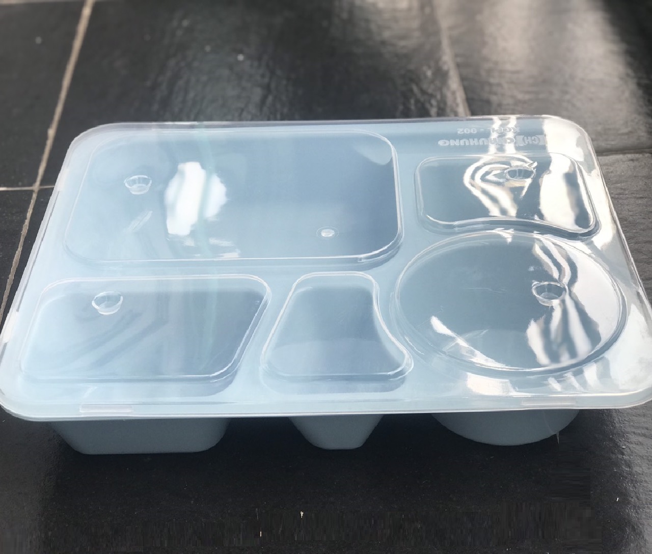 Khay Cơm Nhựa 5 Ngăn, Sâu Lòng, Có Nắp Đậy. Hàng Việt Nam An Toàn, Cao Cấp. Kích thước: 28.5x22.5x4.5 (cm)