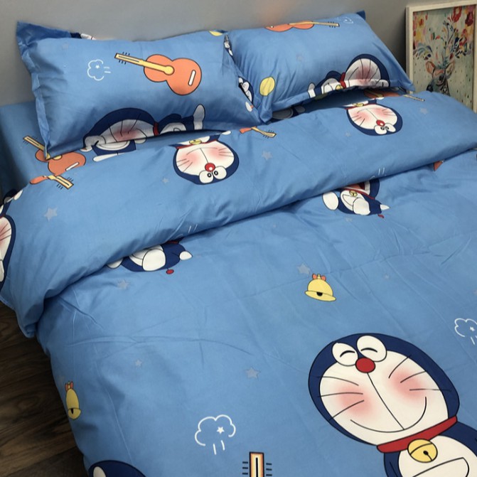 Bộ Ga Gối 3 Món Chất Liệu Cotton Poly Mẫu DORAEMON ĐÁNH ĐÀN