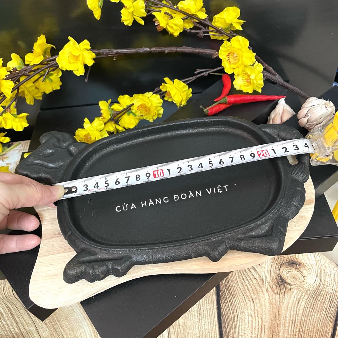 Chảo Gang ĐẦU BÒ bò né CHỐNG DÍNH, chảo Gang đen BÒ BÍT TẾT NẶNG 850G - KÈM ĐẾ GỖ nhiều size - Chuyên nghiệp cho quán ăn , đồ dùng nhà bếp tiện ích. HÀNG VIỆT NAM CHẤT LƯỢNG CAO