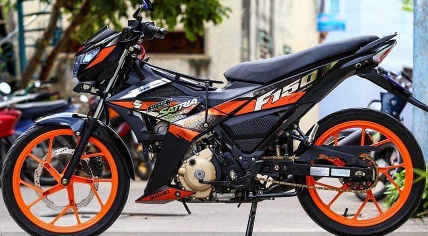 Tem xe satria fi đỏ đen CROM