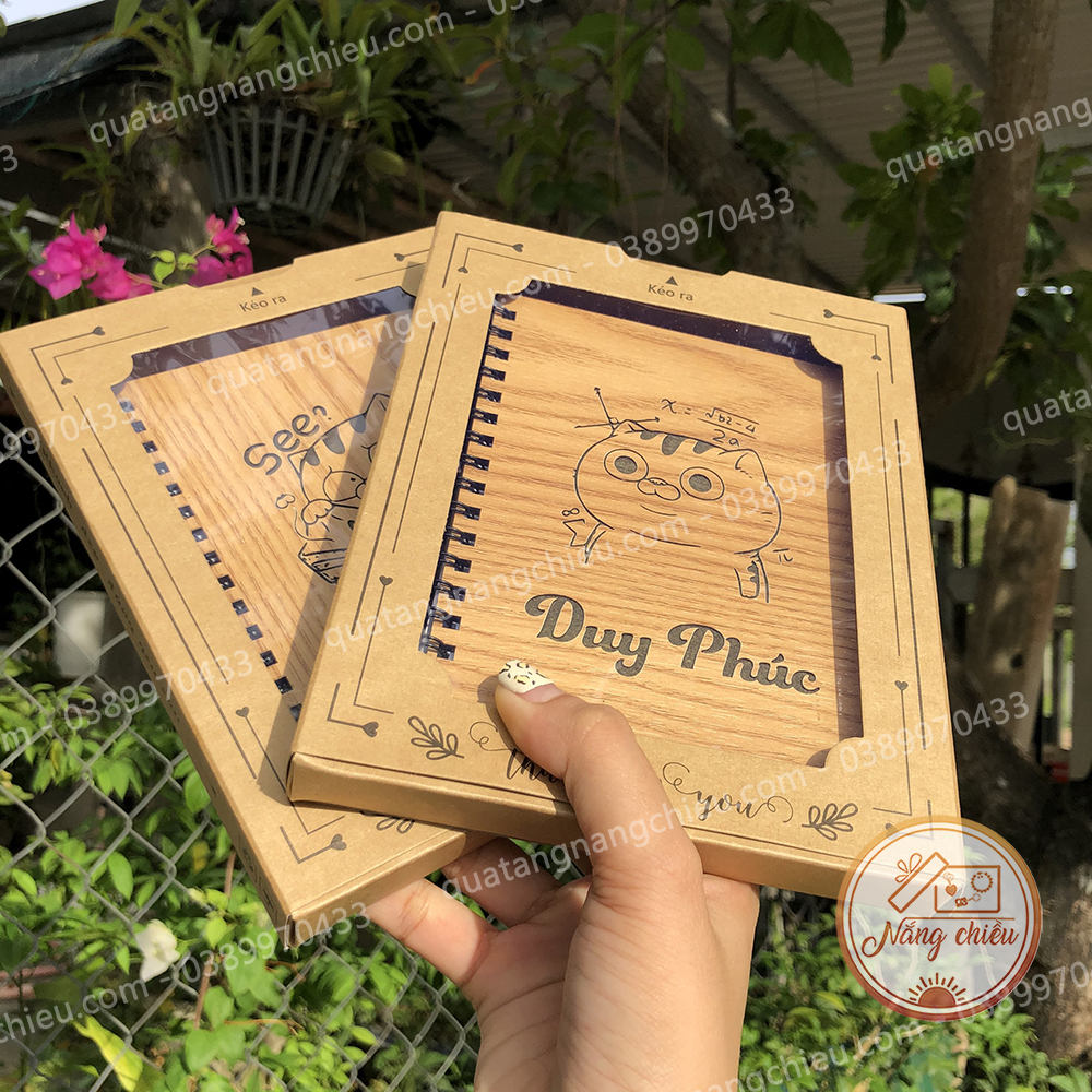 Sổ ghi chép cá nhân - Sổ bìa gỗ cứng khắc hình ảnh dễ thương theo yêu cầu - Gáy xoắn lò xo hiện đại