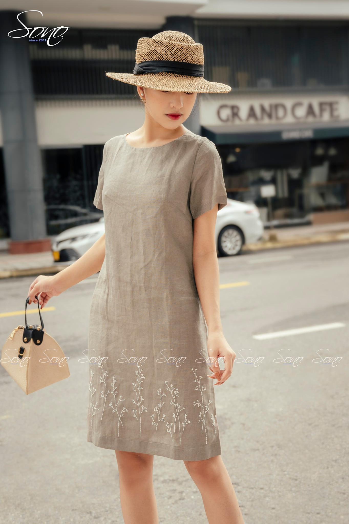 Đầm thêu hoa trắng