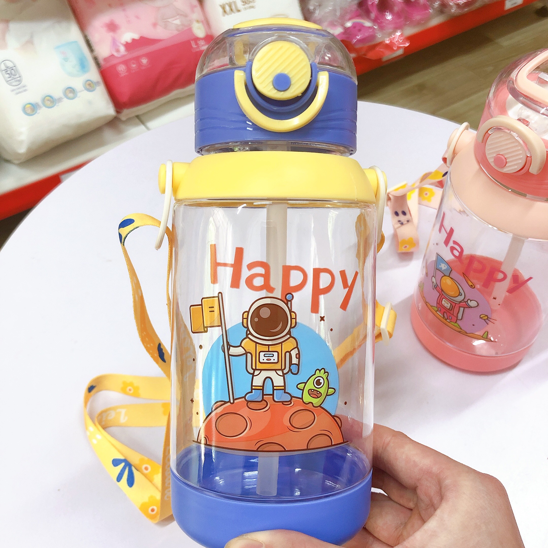 Bình Đựng Có Dây Đeo Và Ống Hút Cho Bé