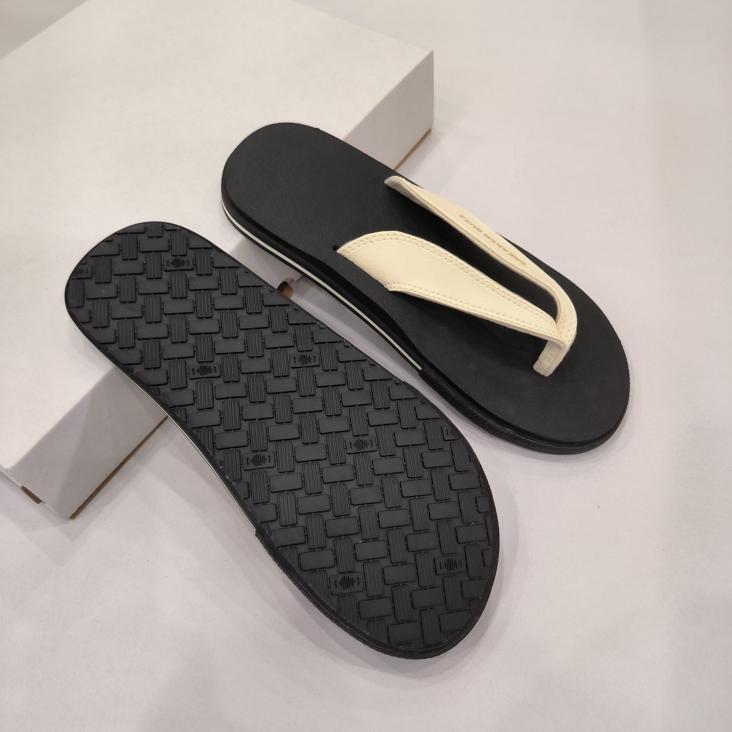 Dép Sneaker Buzz nền đen quai trắng sữa 1SB0029