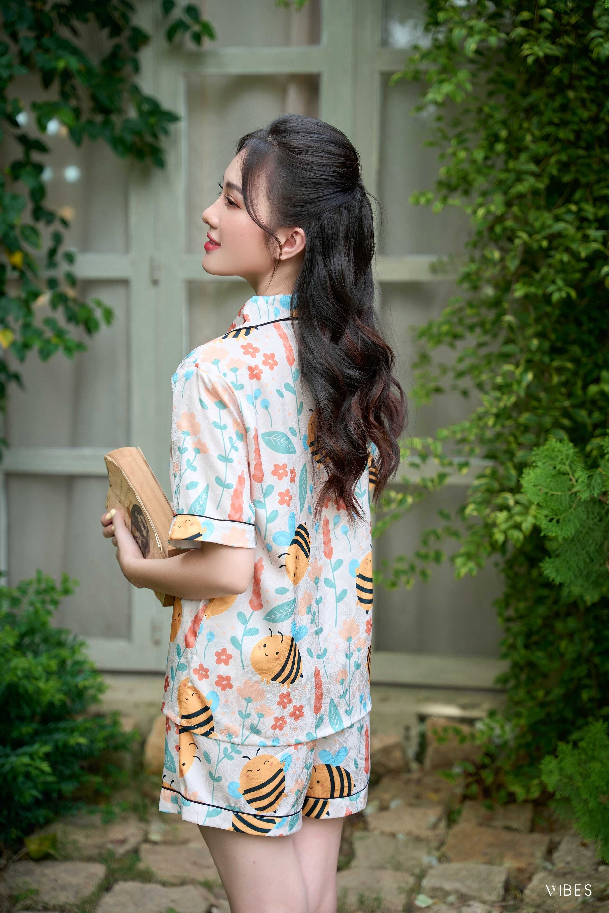VIBES Bộ pijama ngắn lụa gấm cao cấp Bee Py Set